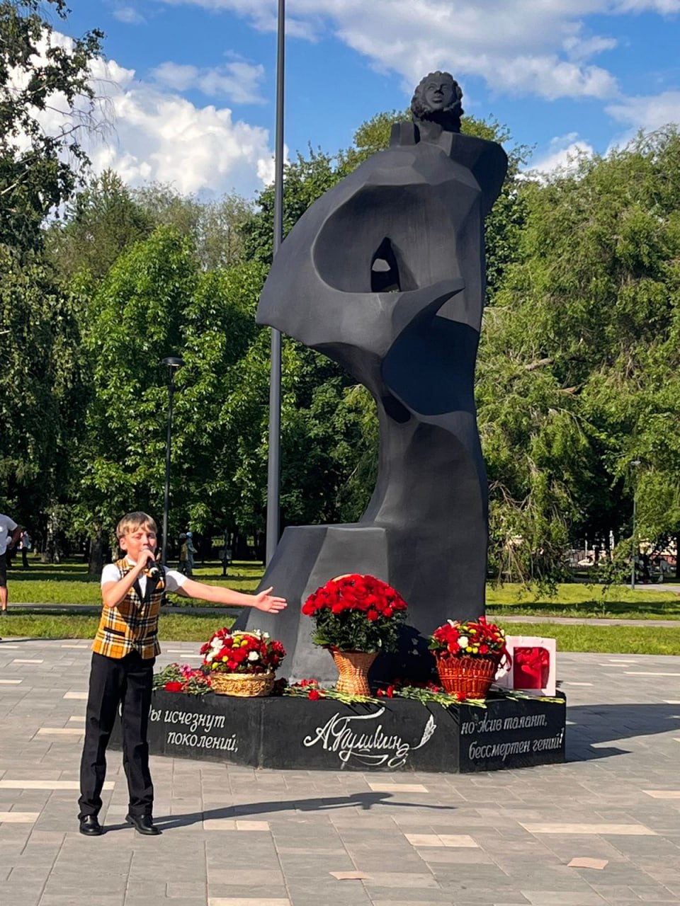 В Нижнекамске открыли памятник А.С.Пушкину | 07.06.2024 | Казань -  БезФормата