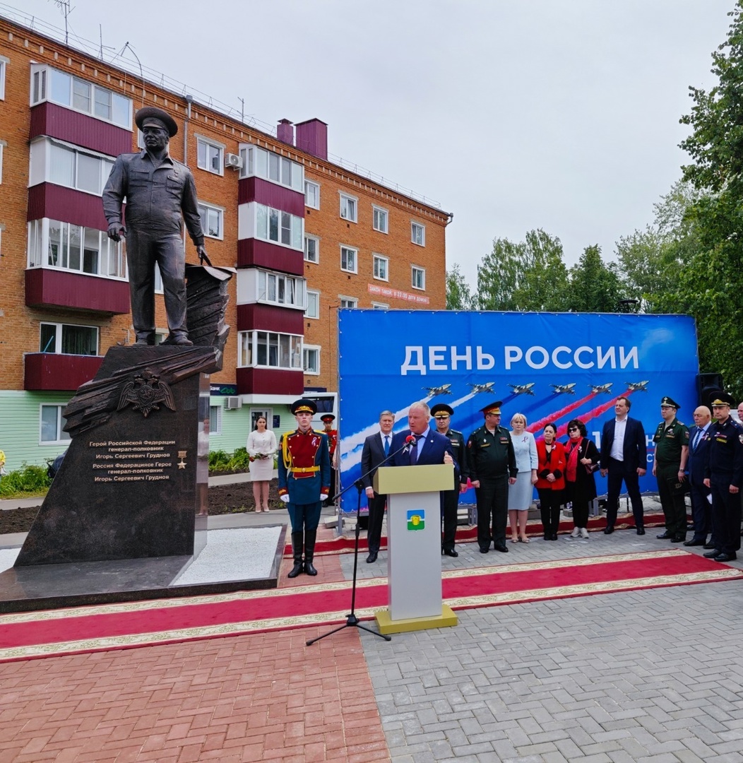 Площадь героев памятники