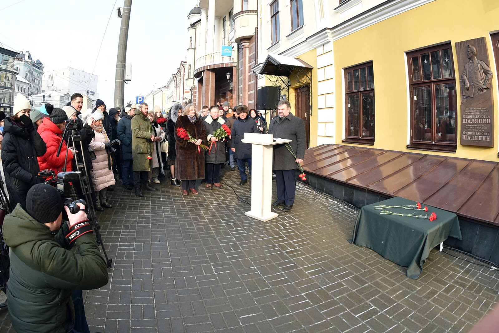 В Казани открылась мемориальная доска Федору Ивановичу Шаляпину |  13.02.2023 | Казань - БезФормата