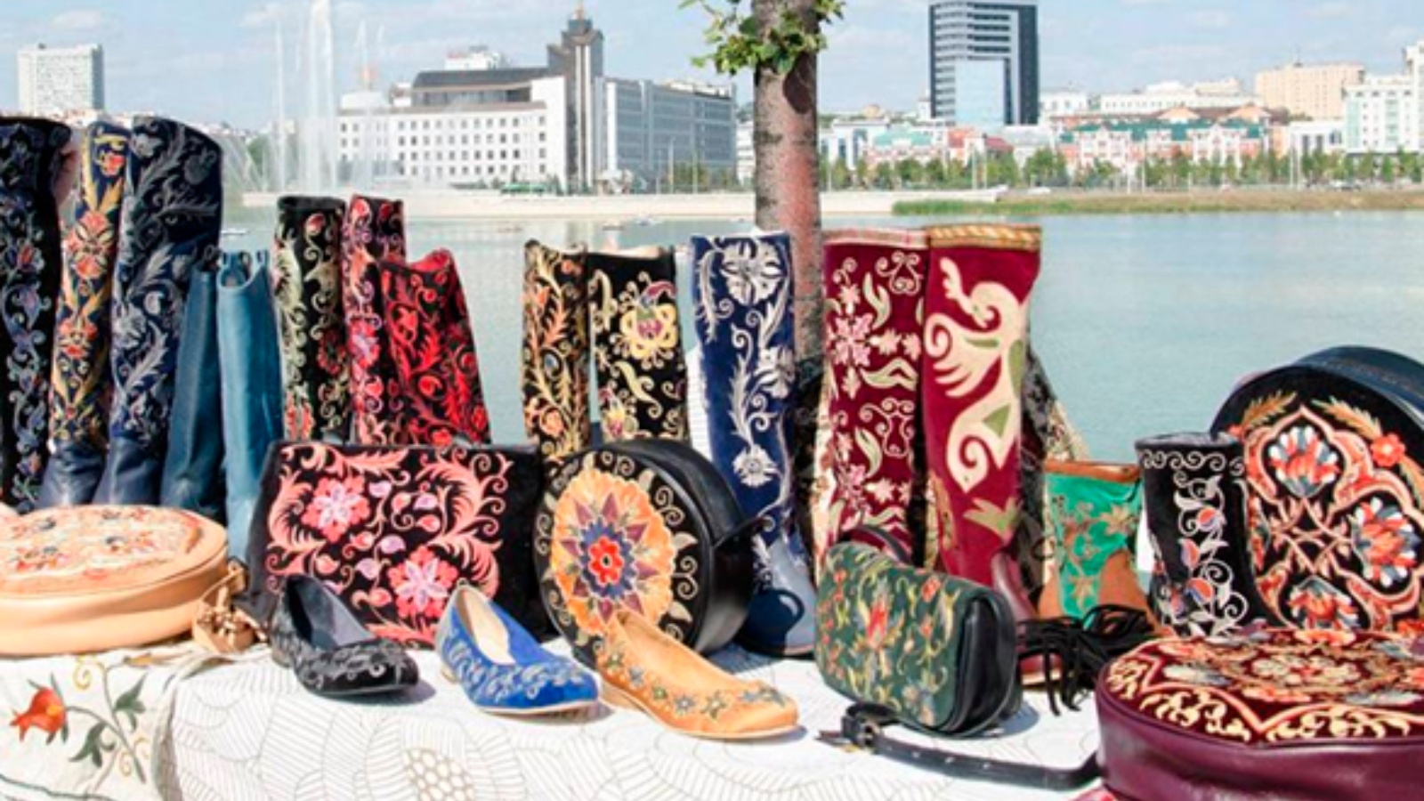 Татарин италия. Сенной базар казань. Сенной базар казань. Татар базар казань. Базар татарская слобода.